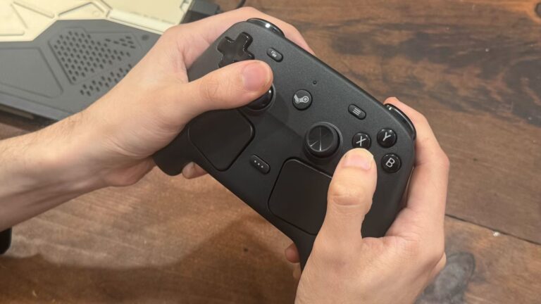 hands-holding-steam-controller.jpg